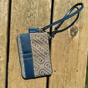 New with out tags coach wristlet 6 inches wide and 4 long silver hardware